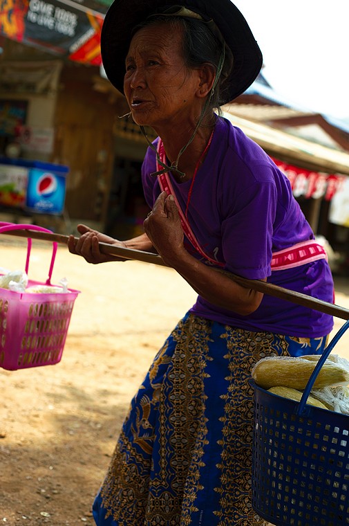 Tajlandia, Soppong, kobieta sprzedająca gorącą kukurydzę (Na północy Tajlandii i Laosu)